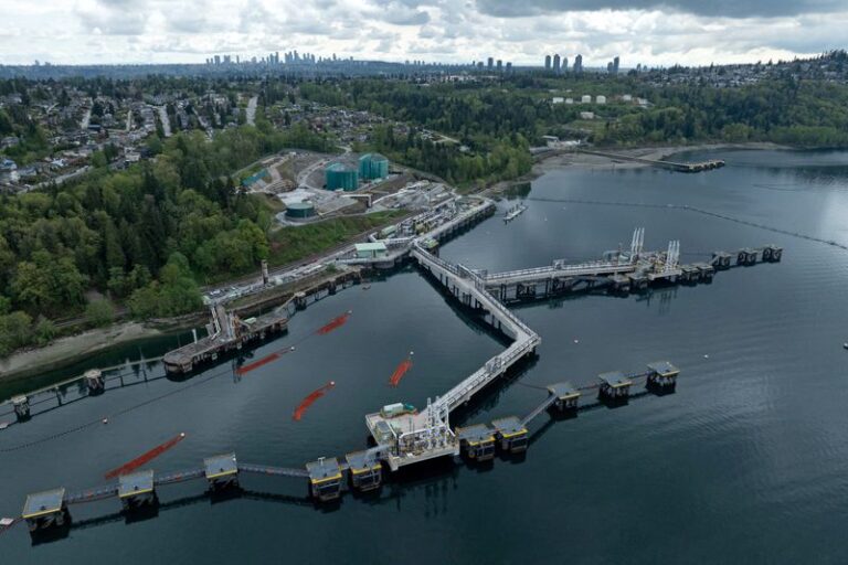 Canada’s Trans Mountain bets on last-minute oil shippers on high-cost pipeline