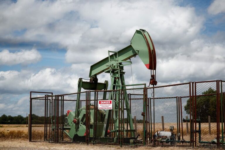 Oil prices hover near lowest in six weeks