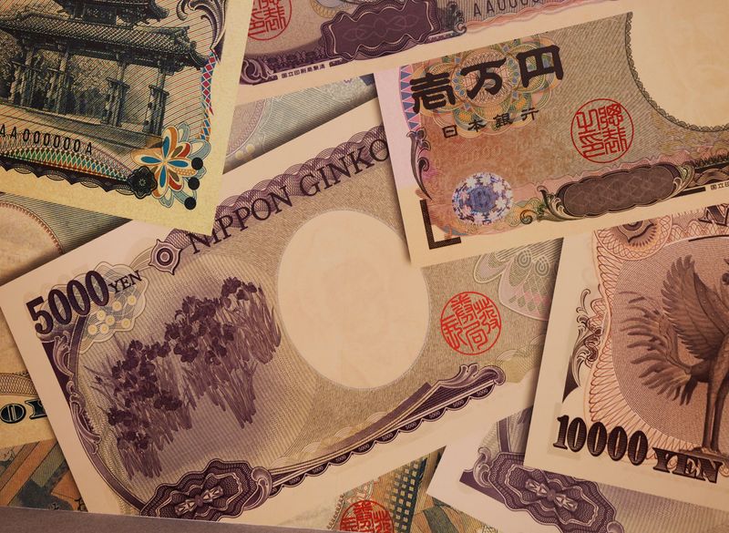 Dollar weakens, yen strengthens as bets firm on aggressive Fed rate cut