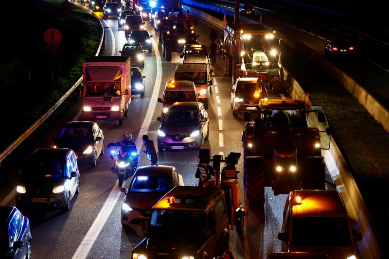 French farmers back on the streets as Mercosur trade talks stir fury