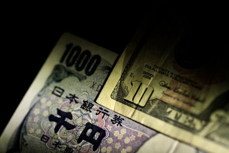 Asia FX fragile with dollar upbeat ahead of PCE data; yen hits 5-mth low