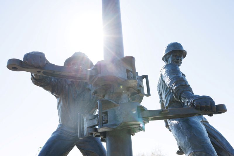 Upstream jobs in Texas oil slipped in Nov, industry group says