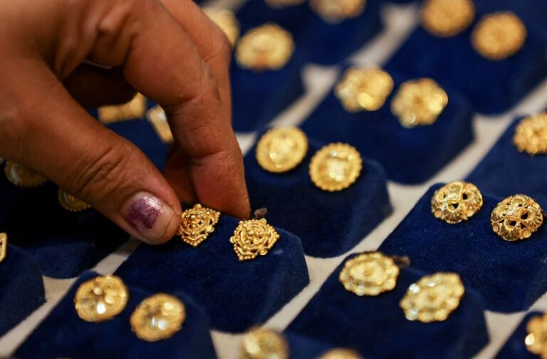 Safe-haven gold poised for best year since 2010 on rate cuts, global tensions