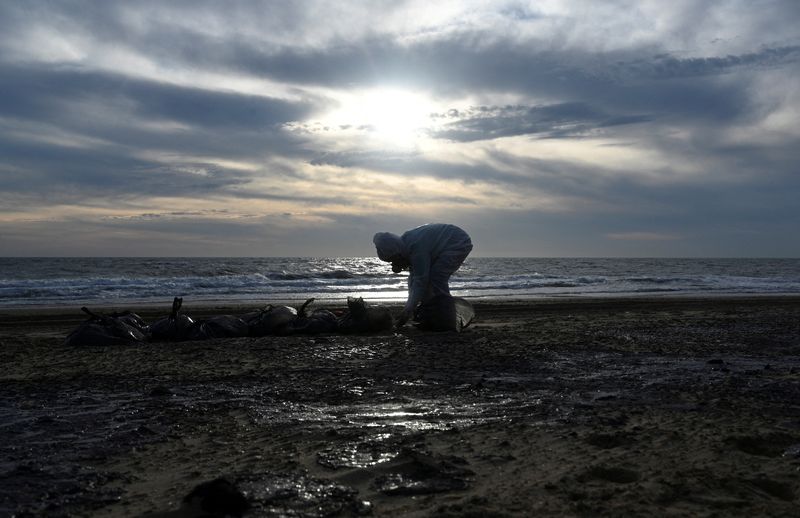 Russia clears beaches after Black Sea oil spill, declares emergency in Crimea