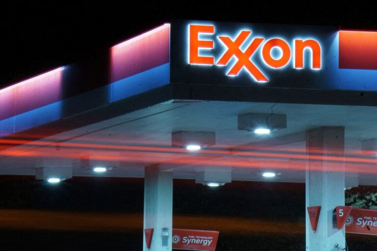 Exxon Mobil signals Q4 earnings to drop versus prior quarter