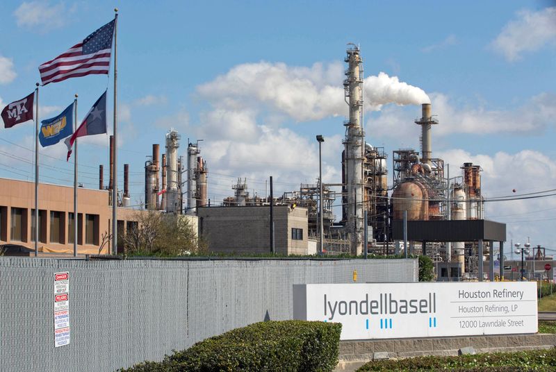 Lyondell to begin closure of Houston refinery this weekend, sources say